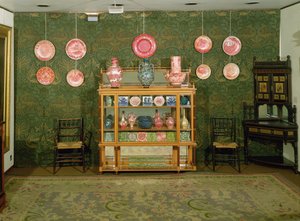Un interior estético que muestra obras de William Morris y William de Morgan
